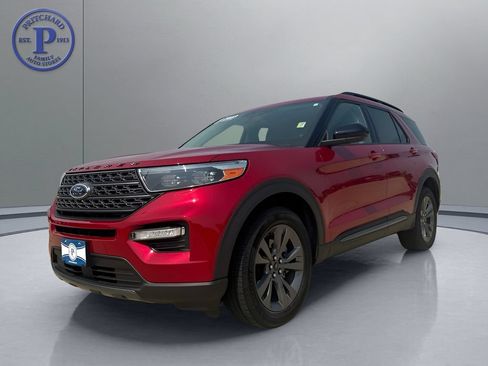 Used 2023 Ford Explorer XLT w/ Equipment Group 202A AWD/4WD image 3