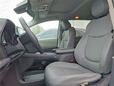 Used 2023 Toyota Sienna XLE image 12