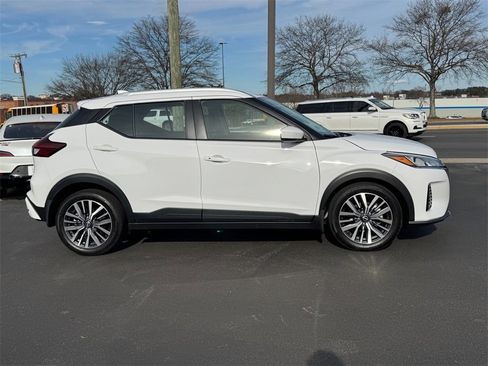 Used 2024 Nissan Kicks SV image 2