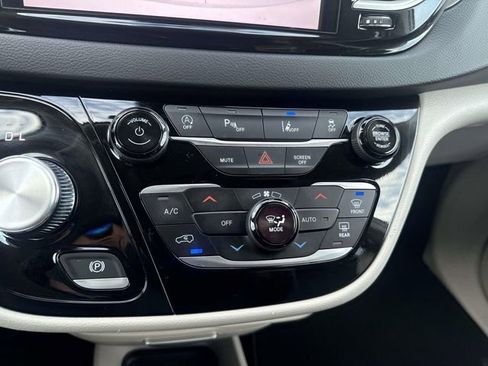 Used 2024 Chrysler Pacifica Touring-L image 24