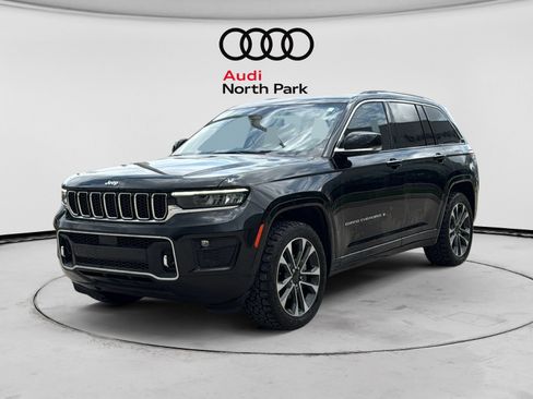 Used 2022 Jeep Grand Cherokee Overland w/ Luxury Tech Group IV AWD/4WD image 3