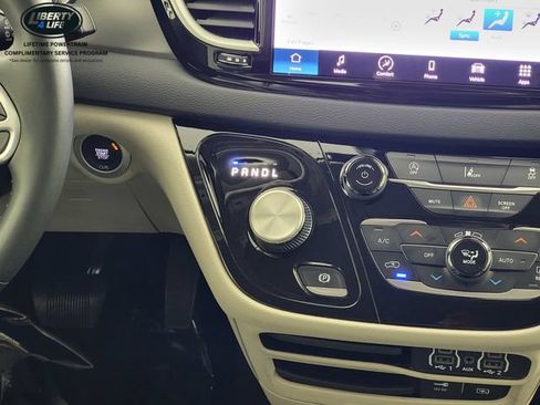 Used 2022 Chrysler Pacifica Touring-L FWD image 25