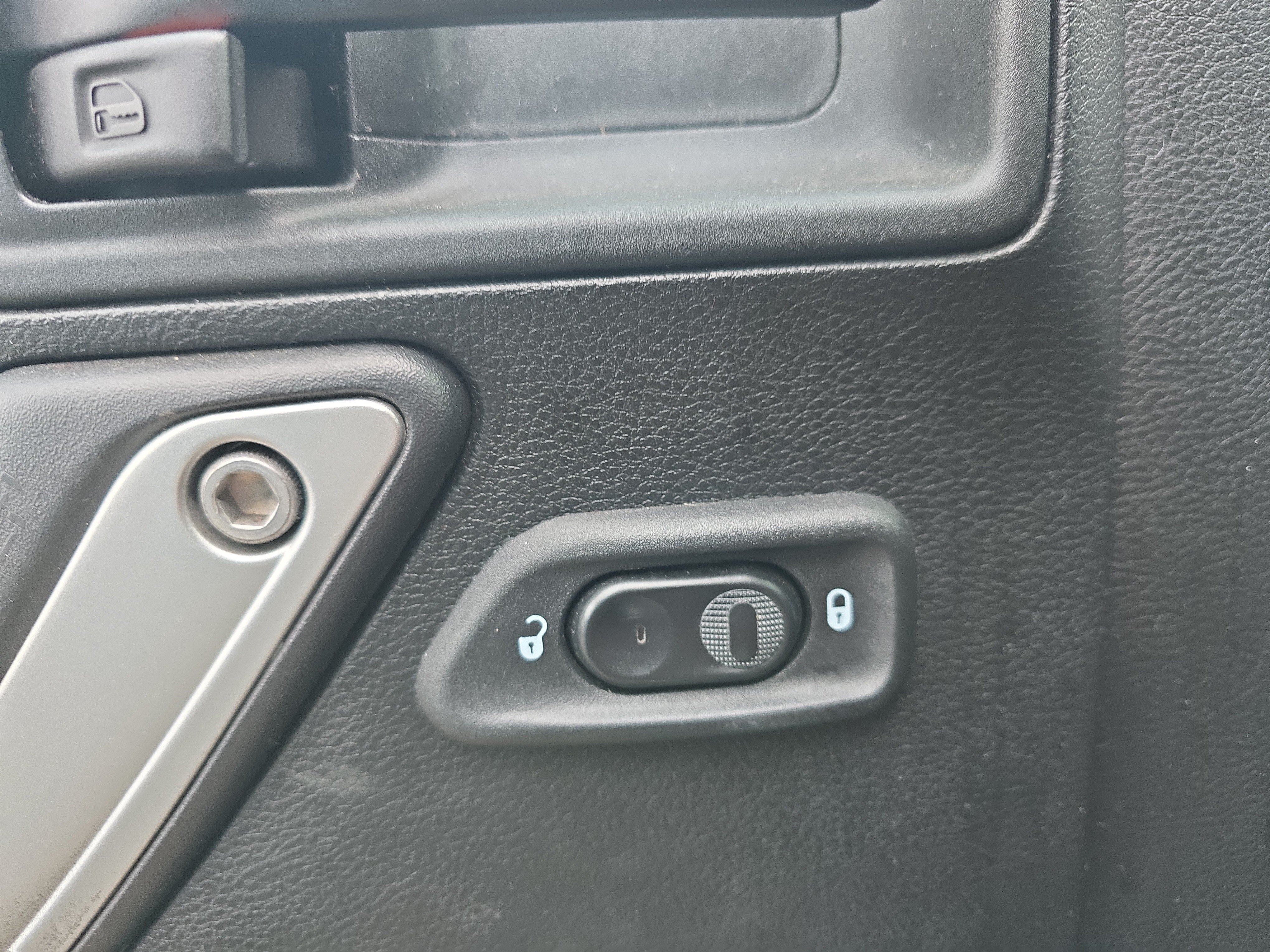 Used 2018 Jeep Wrangler Unlimited Sahara w/ Connectivity Group AWD/4WD image 17