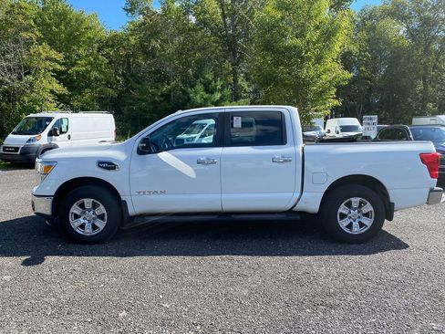 Used 2017 Nissan Titan SV image 5