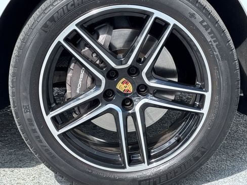 Used 2021 Porsche Macan w/ Premium Package image 25