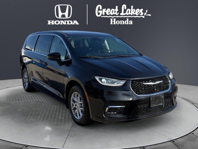 Used 2023 Chrysler Pacifica Touring-L FWD image 1