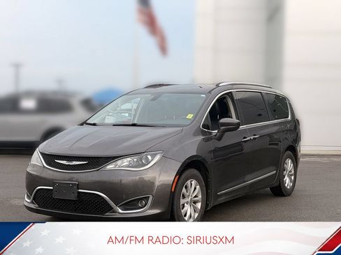 Used 2019 Chrysler Pacifica Touring-L FWD image 2