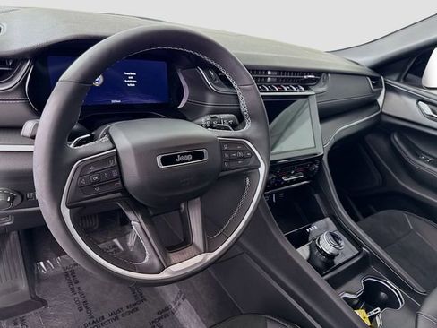 Used 2025 Jeep Grand Cherokee Altitude image 9