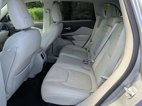 Used 2019 Jeep Cherokee Limited w/ Luxury Group AWD/4WD image 14