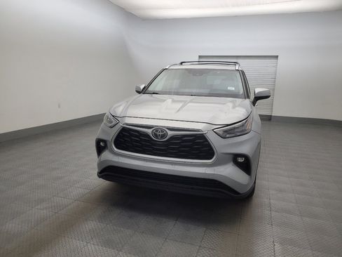 Used 2020 Toyota Highlander XLE FWD image 15