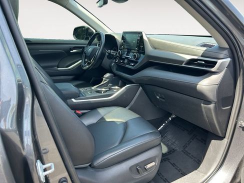Used 2021 Toyota Highlander XLE AWD/4WD image 27