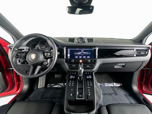 Certified 2025 Porsche Macan Turbo image 31