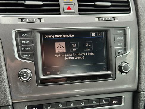 Used 2016 Volkswagen e-Golf SE w/ DC Fast Charging Package image 30