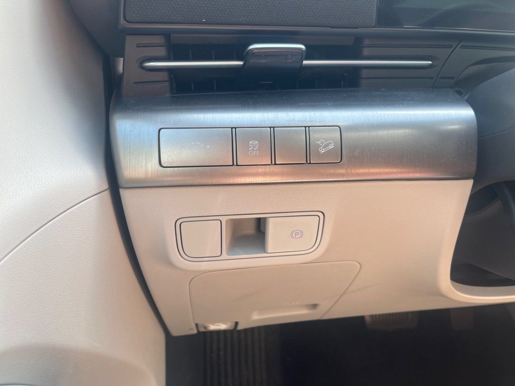 Used 2025 Hyundai Kona SEL FWD image 18