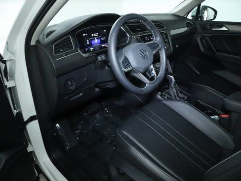 Certified 2024 Volkswagen Tiguan SE AWD/4WD image 18