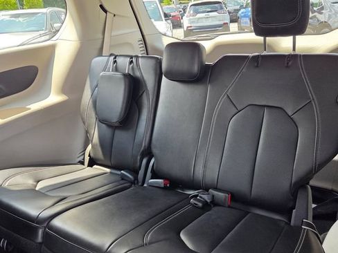 Used 2024 Chrysler Pacifica Limited FWD image 12