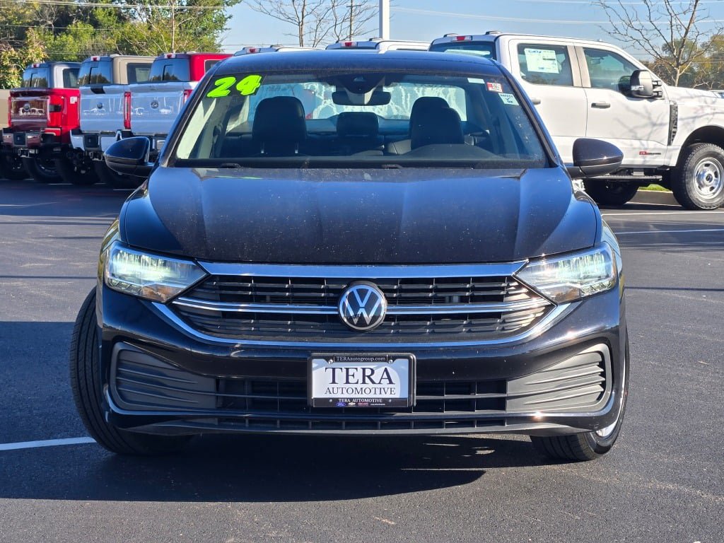 Used 2024 Volkswagen Jetta SE FWD image 2