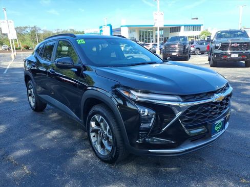 Used 2025 Chevrolet Trax LT FWD image 1