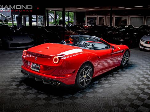Used 2015 Ferrari California T image 4