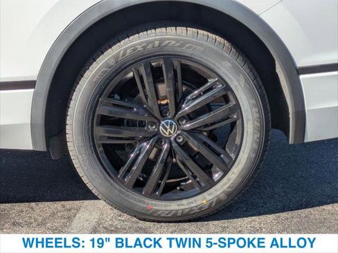 Used 2022 Volkswagen Tiguan SE R-Line image 11