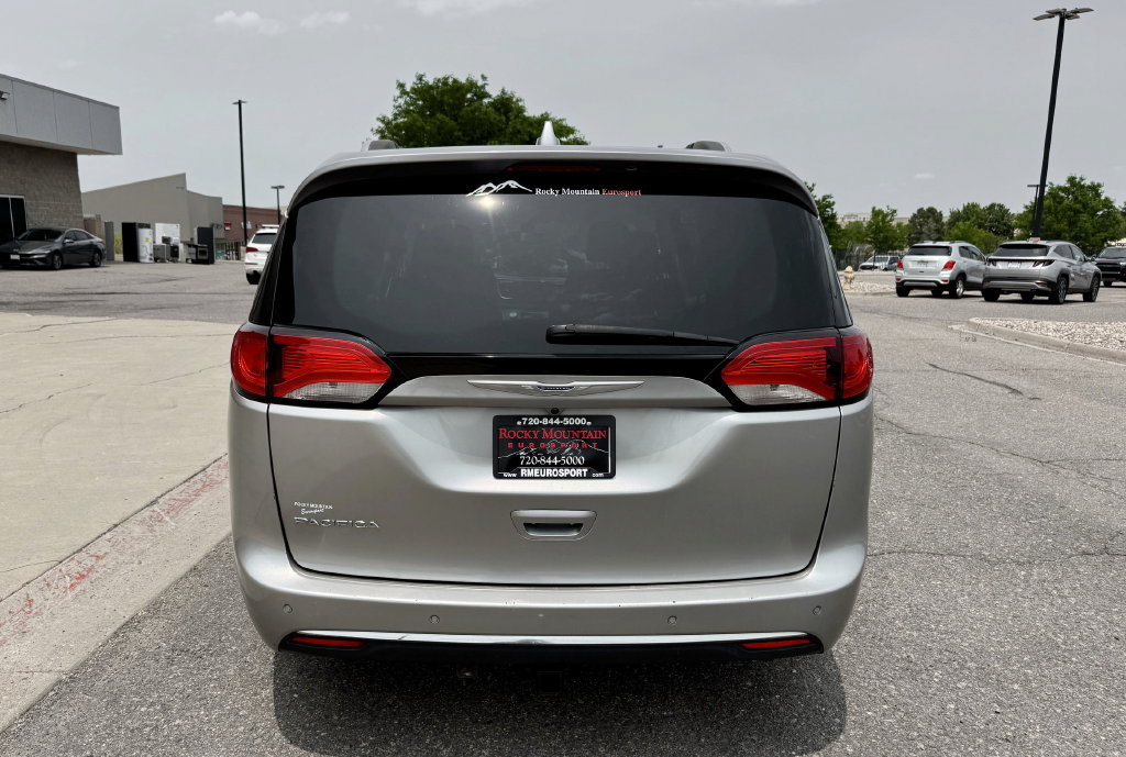 Used 2018 Chrysler Pacifica Touring-L FWD image 7