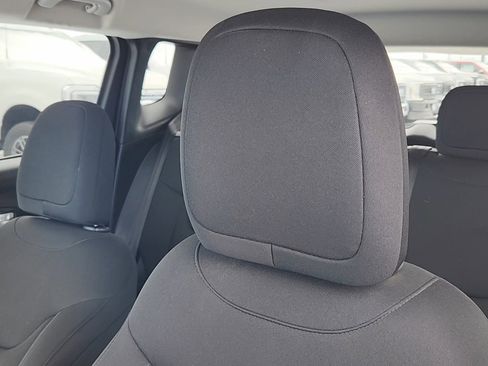 Used 2020 Jeep Renegade Latitude w/ Cold Weather Group image 10