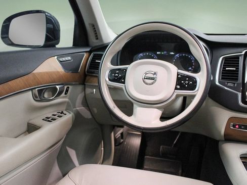Used 2022 Volvo XC90 T5 Momentum w/ Climate Package FWD image 18