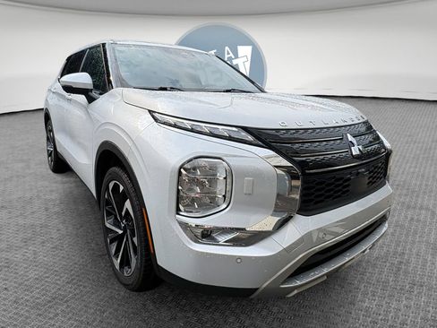 Used 2024 Mitsubishi Outlander SE AWD/4WD image 1