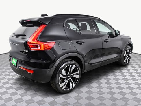 Used 2025 Volvo XC40 B5 Plus image 8