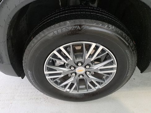 Used 2025 Chevrolet Traverse LT image 36