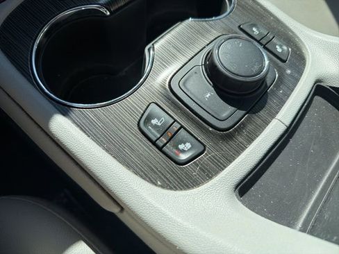 Used 2023 GMC Acadia SLT image 38