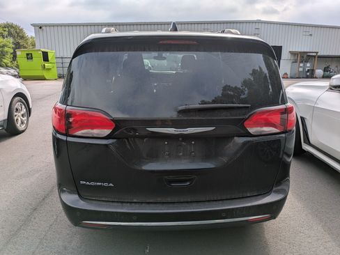 Used 2019 Chrysler Pacifica Touring-L FWD image 4