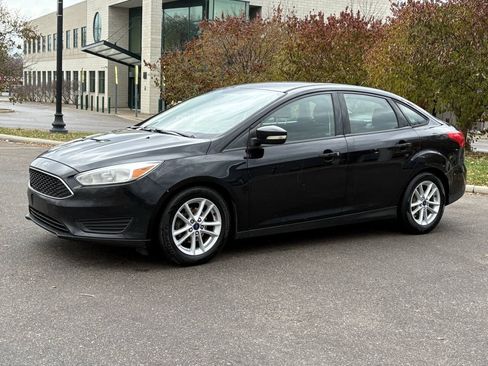 Used 2016 Ford Focus SE FWD image 1