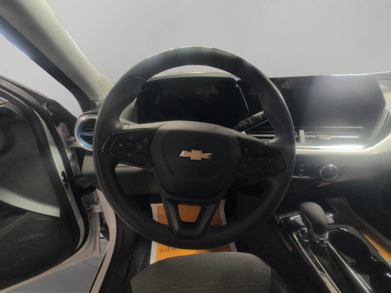 Used 2025 Chevrolet Trax LT FWD image 12