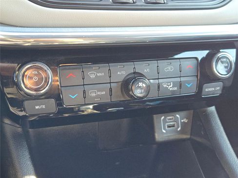 Used 2024 Jeep Compass Limited image 30