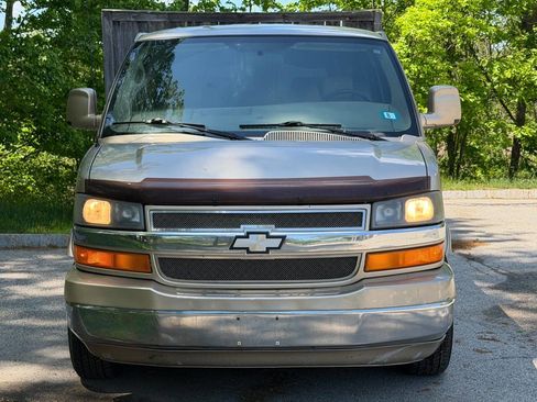 Used 2010 Chevrolet Express 1500 w/ Preferred Equipment Group RWD image 2