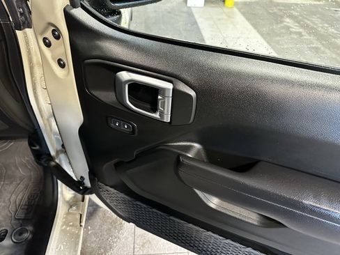 Used 2022 Jeep Gladiator Sport image 11