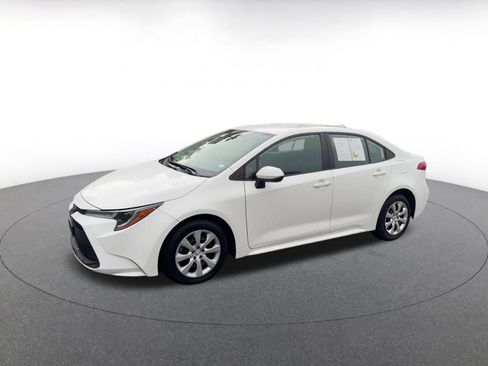 Used 2025 Toyota Corolla LE FWD image 5
