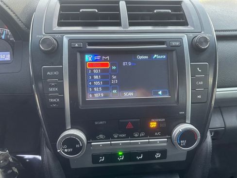 Used 2014 Toyota Camry SE image 12