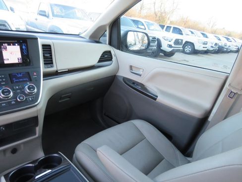 Used 2015 Toyota Sienna XLE w/ XLE Navigation Package FWD image 23