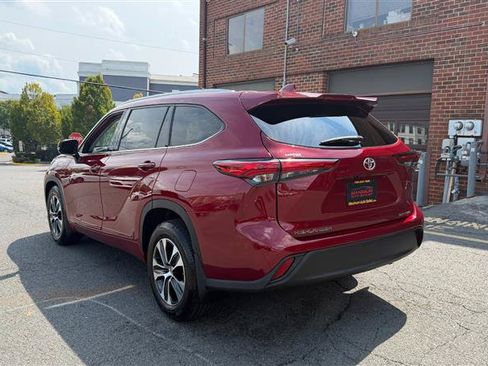 Used 2021 Toyota Highlander XLE AWD/4WD image 9