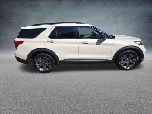 Used 2024 Ford Explorer XLT w/ Equipment Group 202A AWD/4WD image 9