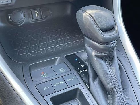 Used 2020 Toyota RAV4 XLE w/ Convenience Package image 38