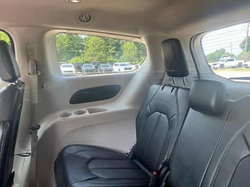 Used 2024 Chrysler Pacifica Touring-L FWD image 28