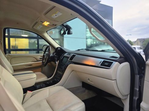 Used 2007 Cadillac Escalade AWD w/ Information Package image 10