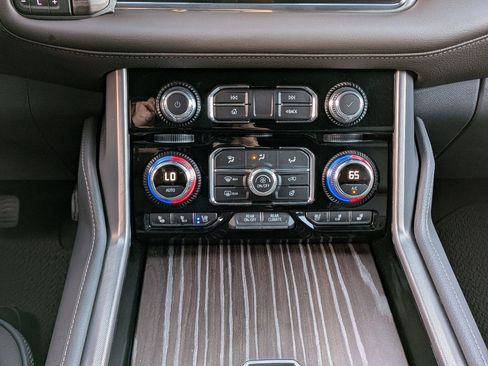 Used 2024 GMC Yukon XL Denali w/ Advanced Technology Package image 25