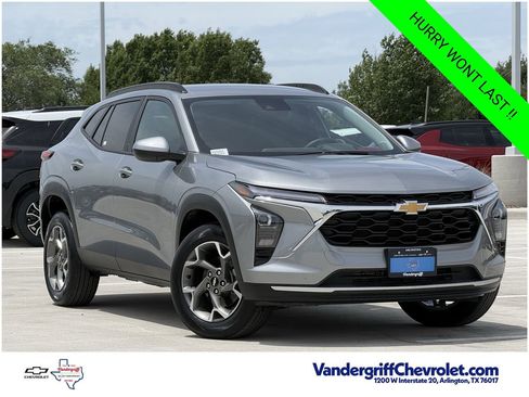 Certified 2025 Chevrolet Trax LT w/ LT Convenience Package FWD image 2