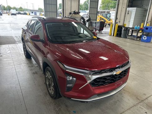 Used 2025 Chevrolet Trax LT w/ LT Convenience Package FWD image 1