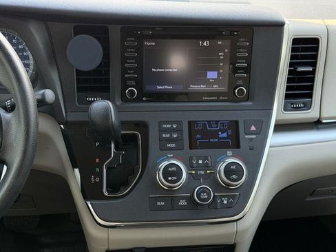 Used 2019 Toyota Sienna LE FWD image 16