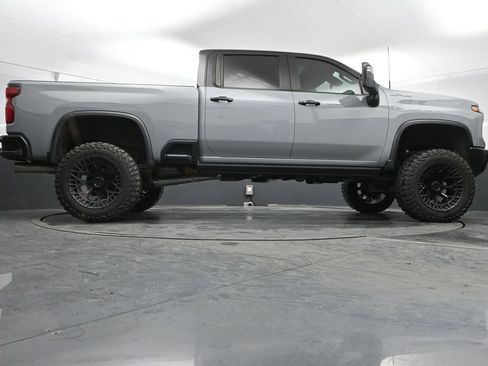 Used 2024 Chevrolet Silverado 2500 ZR2 w/ Technology Package image 46
